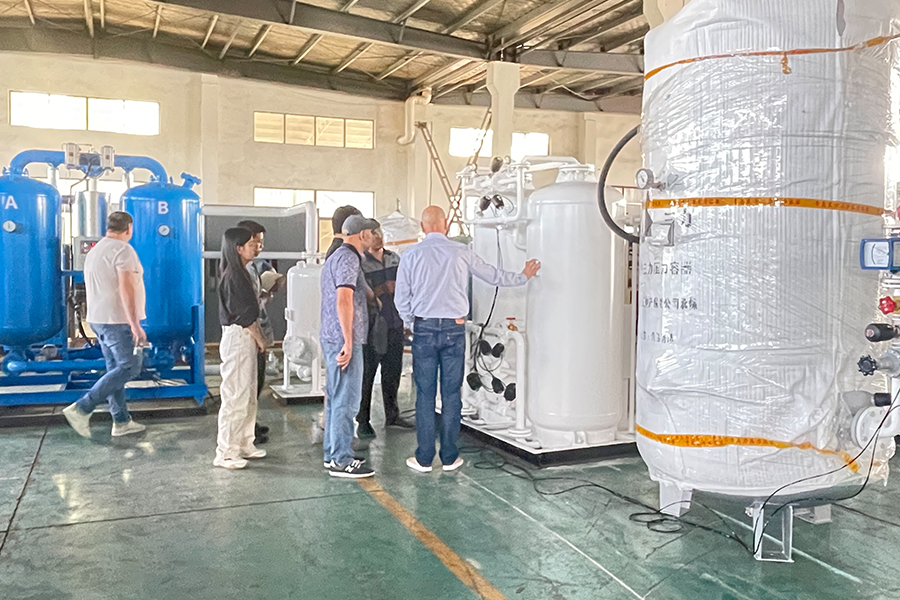 ลูกค้าชาวรัสเซียเยี่ยมชมโรงงานของเราเพื่อประเมินคุณภาพที่ยอดเยี่ยมของเครื่องกำเนิดไนโตรเจน