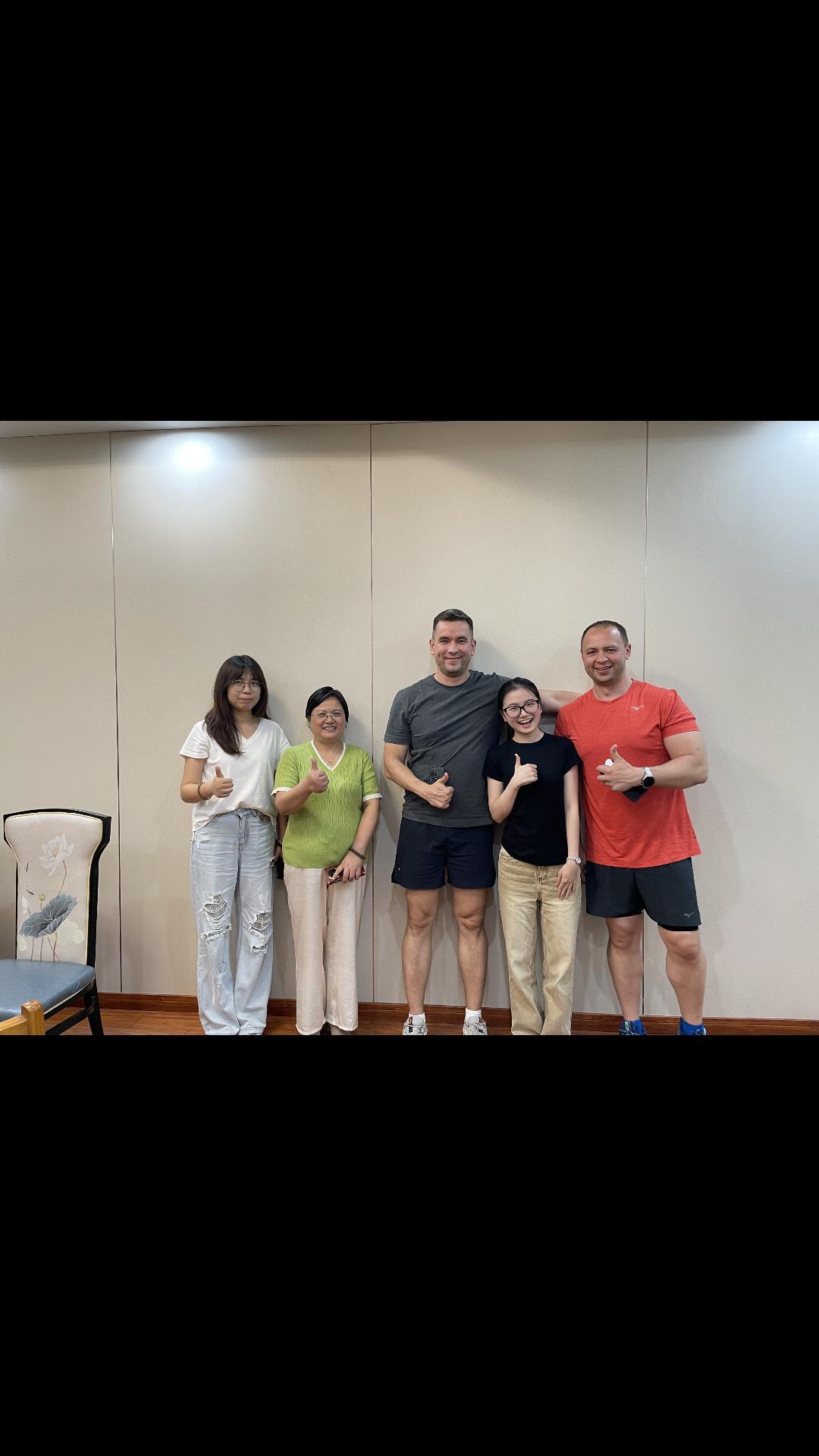 ลูกค้าชาวรัสเซียเยี่ยมชมการทำให้บริสุทธิ์ของ Luo Ming เพื่อตรวจสอบในสถานที่ทำงาน