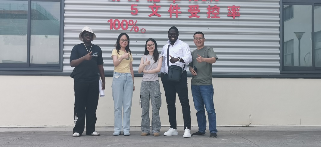 ลูกค้าบูร์กินาฟาโซลงนามในคำสั่งซื้อหลังจากเยี่ยมชมฐานการผลิตเครื่องกำเนิดออกซิเจนและไนโตรเจนของเรา